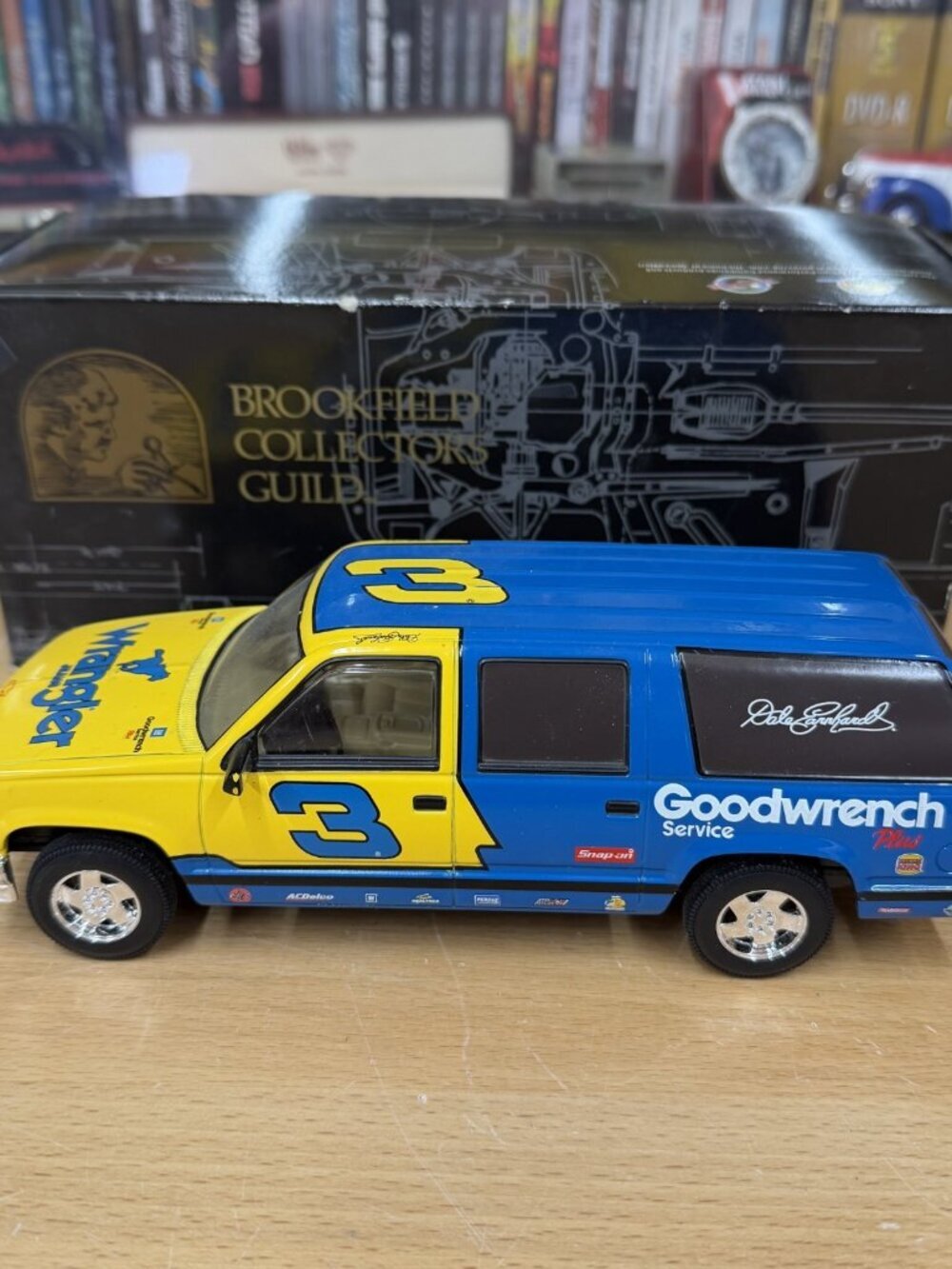 Dale Earnhardt Brookfield Collectors Guild 1999 Wrangler Jeans Suburban 1:24